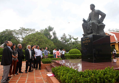 Du khách tham quan Khu lưu niệm Nguyễn Du tại xã Tiên Điền, huyện Nghi Xuân, Hà Tĩnh.